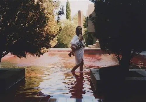 Ricardo BofillMont Ras женщина с ребенком на руках бассейн красного цвета