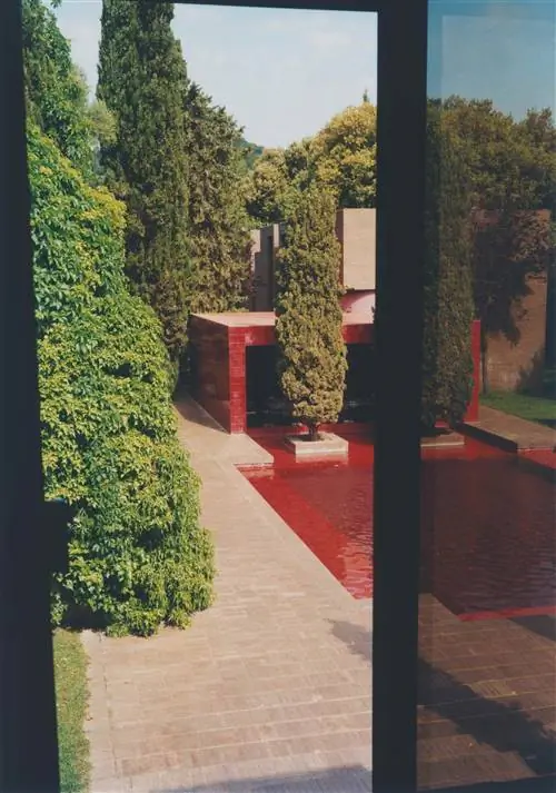 Бассейн Ricardo Bofill Mont Ras с красной плиткой