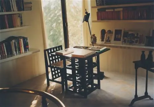 Стул Ricardo Bofill Mont Ras и черный геометрический стол
