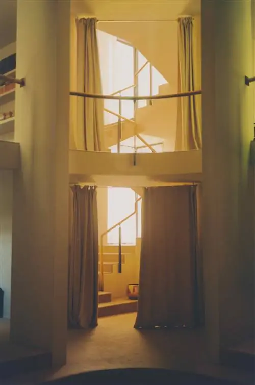 Лестница Ricardo Bofill Mont Ras с занавесками и вечерним светом