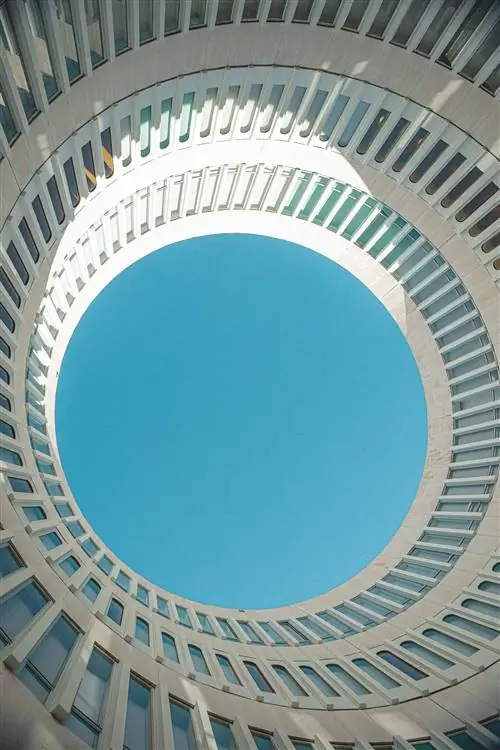 круглое бруталистское здание