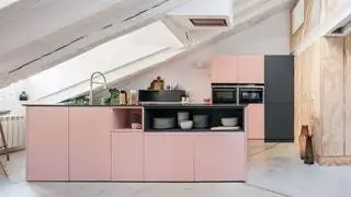 Окна на крыше и большая розовая кухня - ключи к самому особенному ремонту в Лаваписе