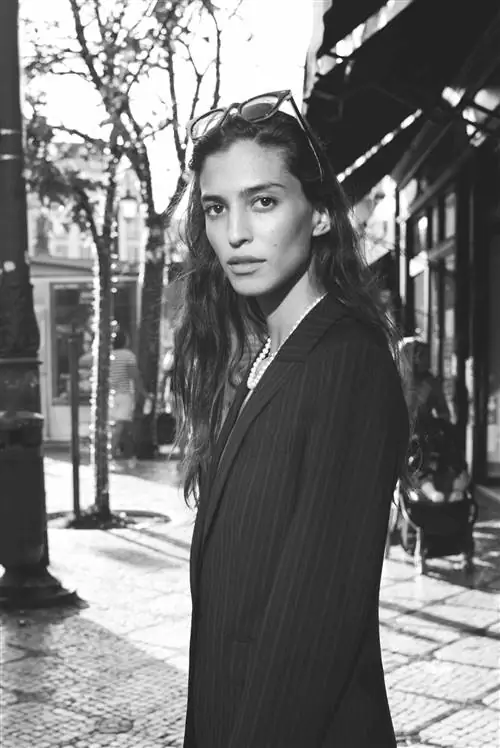 Портрет Марины Тестино в черно-белом платье с полосатым блейзером