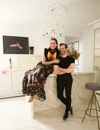 Актриса в принтованном платье Paco Rabanne и кольце Rabat с дизайнером интерьеров Фабином Ньигесом на кухне
