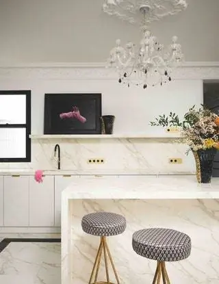 Кухонная мебель от Kvik, остров облицован спеченным камнем Calacatta от Neolith,…