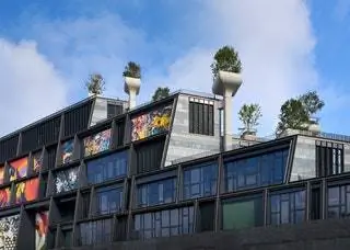 Он полон рекламных плакатов и стрит-арта, который студия Heatherwick продвигала в сотрудничестве с художниками… Он полон рекламных плакатов и стрит-арта, который студия Heatherwick продвигала в сотрудничестве с художниками…