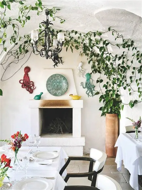 столовая с камином и растениями