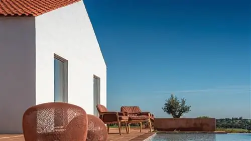 Португальское мастерство, итальянский дизайн и будущее здание Айреса Матеуса: это отель в Алентежу, претендующий на экологичную роскошь