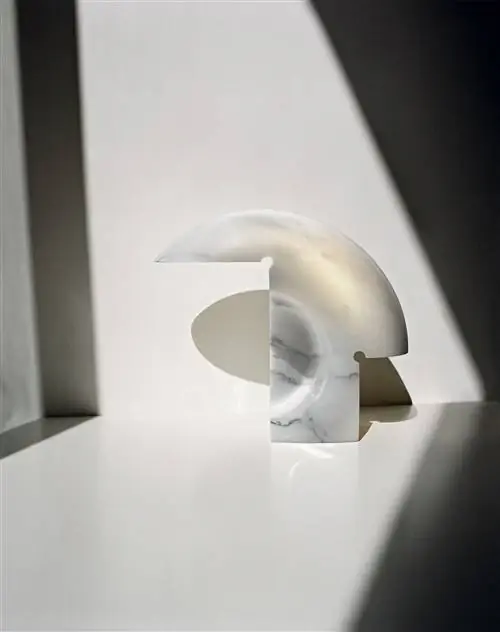 Настольная лампа Biagio для Flos, изготовленная из цельного блока скульптурного каррарского мрамора