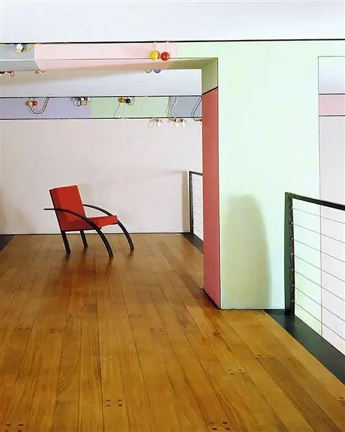 Фирменный магазин офисной мебели 80-х годов со стулом Parigi от Альдо Росси