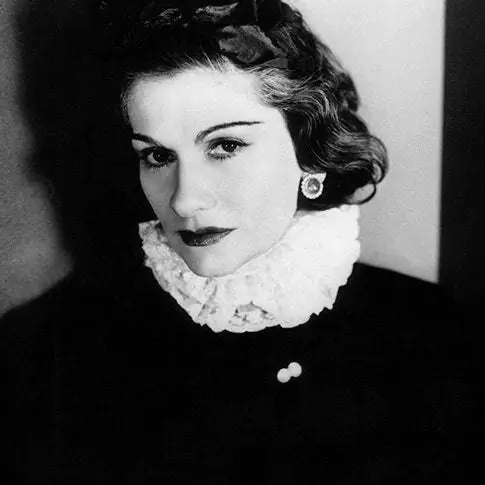 Коко одета по-испански