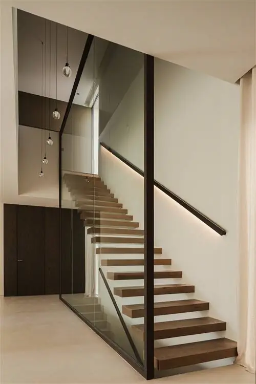 Подвесные светильники Arkoslight рядом с лестницей