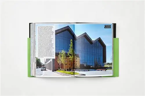 книга с фотографией внутри стеклянного корабля