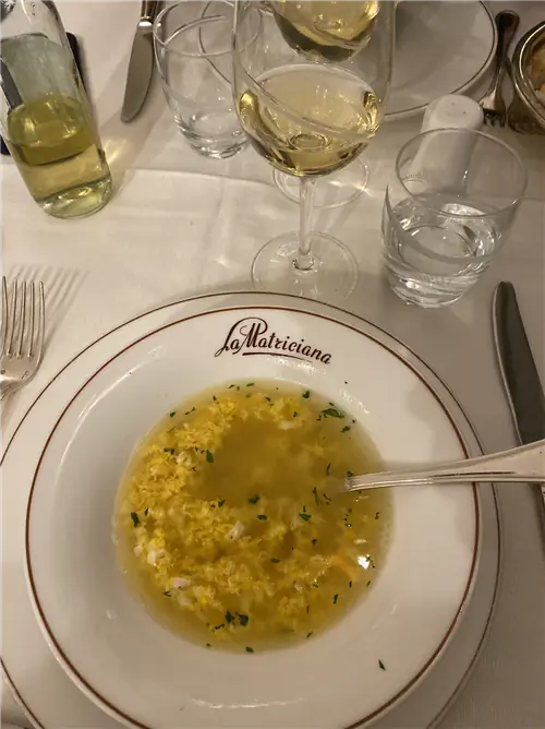 Суп Stracciatella alla romana с brodo di gallina в ресторане La Matriciana