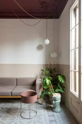 В гостиной установили диван Kettal и кастрюлю Ferm Living В гостиной установили диван Kettal и кастрюлю Ferm Living