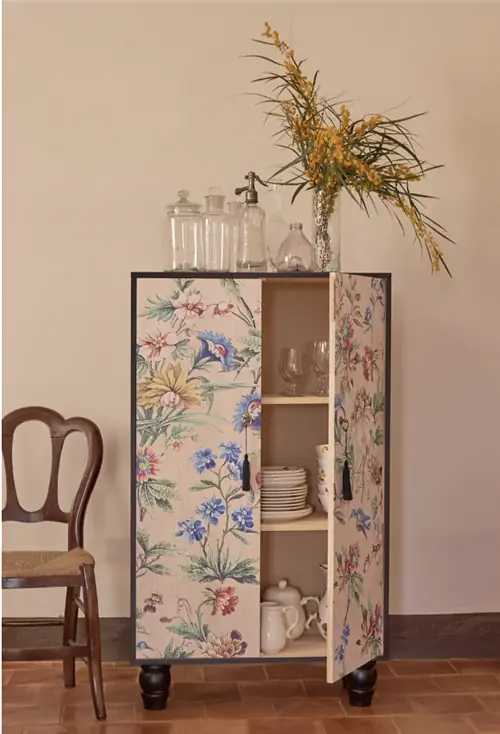 Буфет из массива сосны с цветочным принтом на черном фоне от Really Nice Things on Maisons du Monde