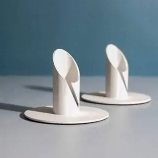 Белый подсвечник простой формы