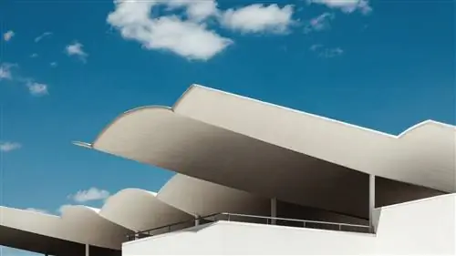 Внешний вид белого изогнутого здания