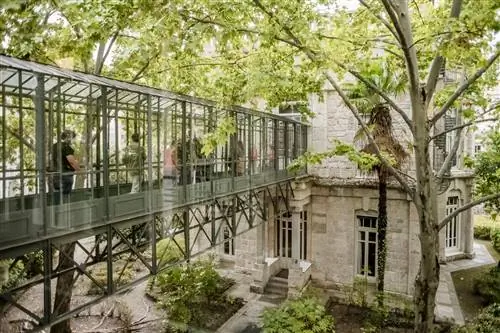 стеклянный мост, соединяющий со старинным каменным зданием