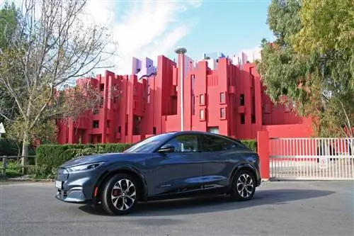 Перед «La Muralla Roja» Рикардо Бофилла новый «Ford Mustang MachE»