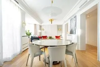 Дом площадью 240 квадратных метров находится в здании 19 века в самом центре Мадрида, и было необходимо, чтобы он не…