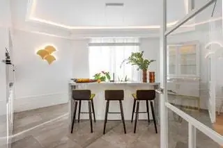 Кухню решили расположить в лучшем месте на всем этаже, помещение трапециевидной формы с большой обзорной площадкой…