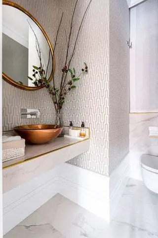 Бесплатный туалет с фарфором Calacatta Gold и стенами, оклеенными обоями модели Шумахера «Метрополитен Лад»