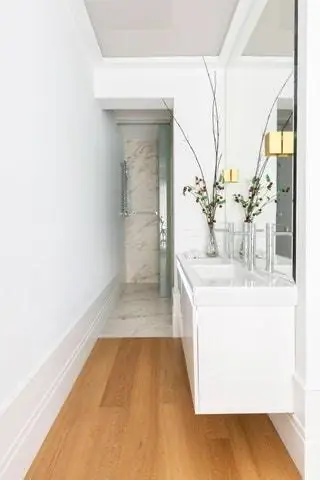 Одна из ванных комнат с полом из дерева и мрамора, где естественное освещение и цвета также усилены…