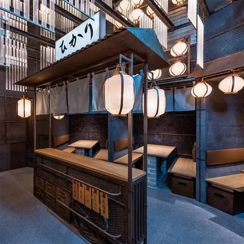 Как уличный прилавок оформлен «Hikari Yakitori Bar»