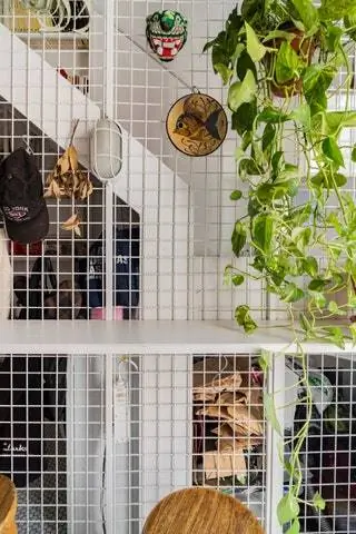 Стеллаж, на который можно повесить вещи Стеллаж, на который можно повесить вещи