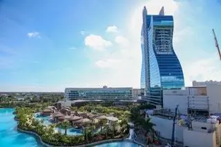 Недавно открывшееся казино Seminole Hard Rock Hotel Casino является первым в мире небоскребом в форме гитары Недавно открывшееся казино Seminole Hard Rock Hotel Casino является первым в мире небоскребом в форме гитары