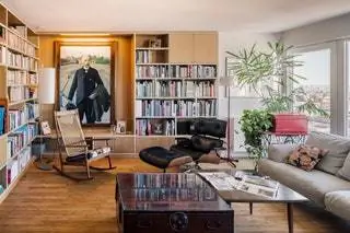 В гостиной этого дома в Мадриде диван Poliform и кресло Eames Lounge Chair для Vitra