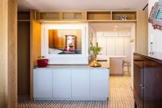 На кухне потолочные светильники Lamp and Diffusiona и мебель Doca
