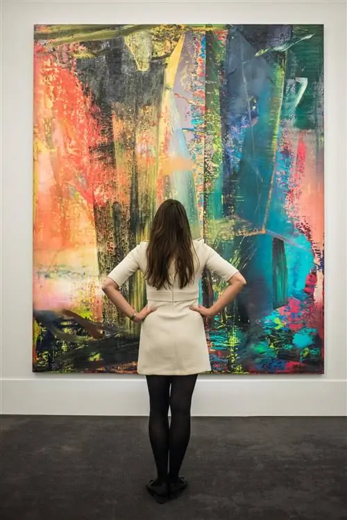 EF78Y2 Лондон, Великобритания. 28 января 2015. Сотрудник Sothebys смотрит на Abstraktes Bild Герхарда Рихтера во время пресс-конференции…