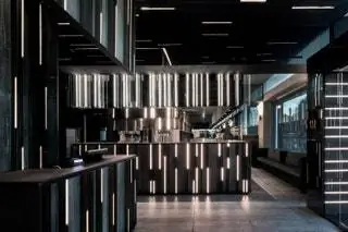 Театральная атмосфера со светлыми линиями, темными цветами и керамическим дизайном, подчеркивающая световой проект…