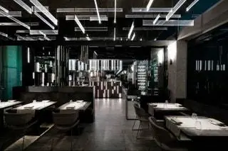 Ресторан расположен на площади около 1000 квадратных метров на двух уровнях