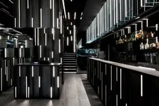 Для интерьеров характерна хроматическая преемственность, в которой предпочтение отдается теплым и темным тонам, в отличие от…