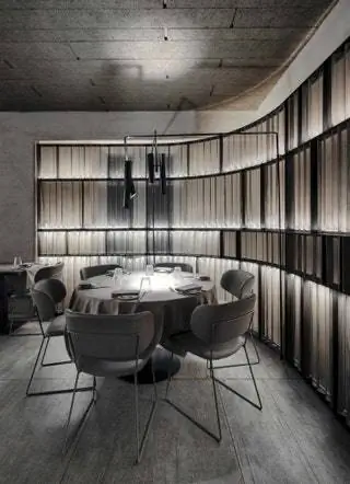 На вертикальных поверхностях светящиеся вставки определяют точную метрику, увеличенную инсталляциями…