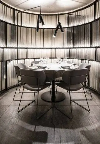 Диалог между материалами и светом сопровождает все помещения, включая лестницы и коридоры, где…