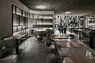 Дихотомия темного и светлого разрешается в элегантной, уютной и изысканной обстановке