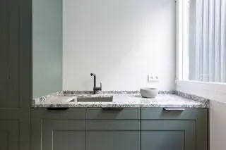 Кухня имеет много индивидуальности. Дизайнерская студия Granite Island of deTristn Domecq Фарфоровый сервиз с…