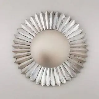 круглое зеркало в деревянной раме