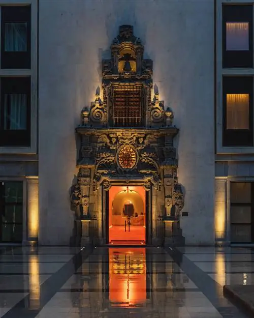освещенная дверь