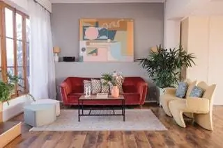 Винтажный диван из 70-х Ondarreta, пуфы, Leroy Merlin, ковер, Soho Home, лампы
