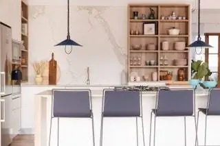 Столешница Neolith, винтажные светильники, стулья Ondarreta, электроприборы Beko