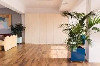 Шкаф от Lloc Decoració занимает целую стену в одной из открытых площадок студии