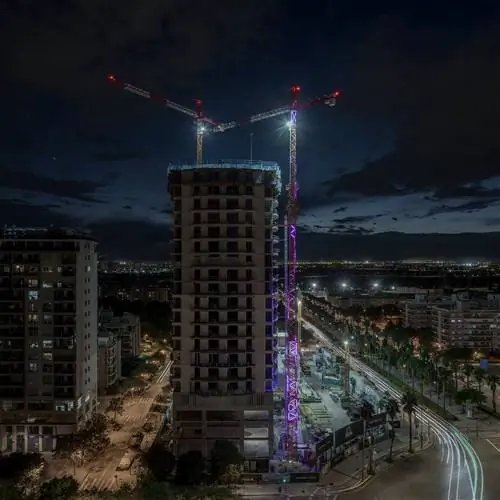 Kronos Homes освещает ночи журавлями, которые превращаются в поэтические световые скульптуры Kronos Homes освещает ночи журавлями, которые превращаются в поэтические световые скульптуры