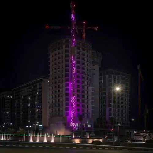Kronos Homes освещает ночи журавлями, которые превращаются в поэтические световые скульптуры Kronos Homes освещает ночи журавлями, которые превращаются в поэтические световые скульптуры
