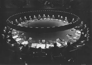 Самая символичная декорация фильма Стэнли Кубрика 1964 года «Доктор Стрейнджлав, или Красный телефон, мы летим в Москву» - это…