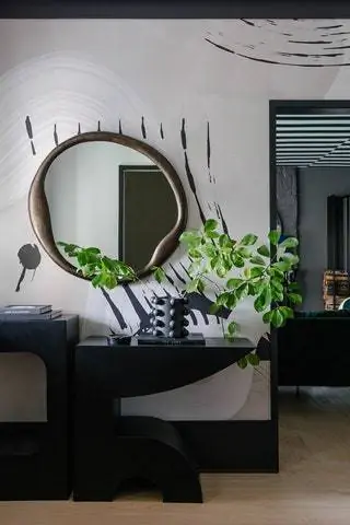 Шкаф в прихожей от Noir Furniture, обои от Drop It Modern и ваза от The Beautiful Savages
